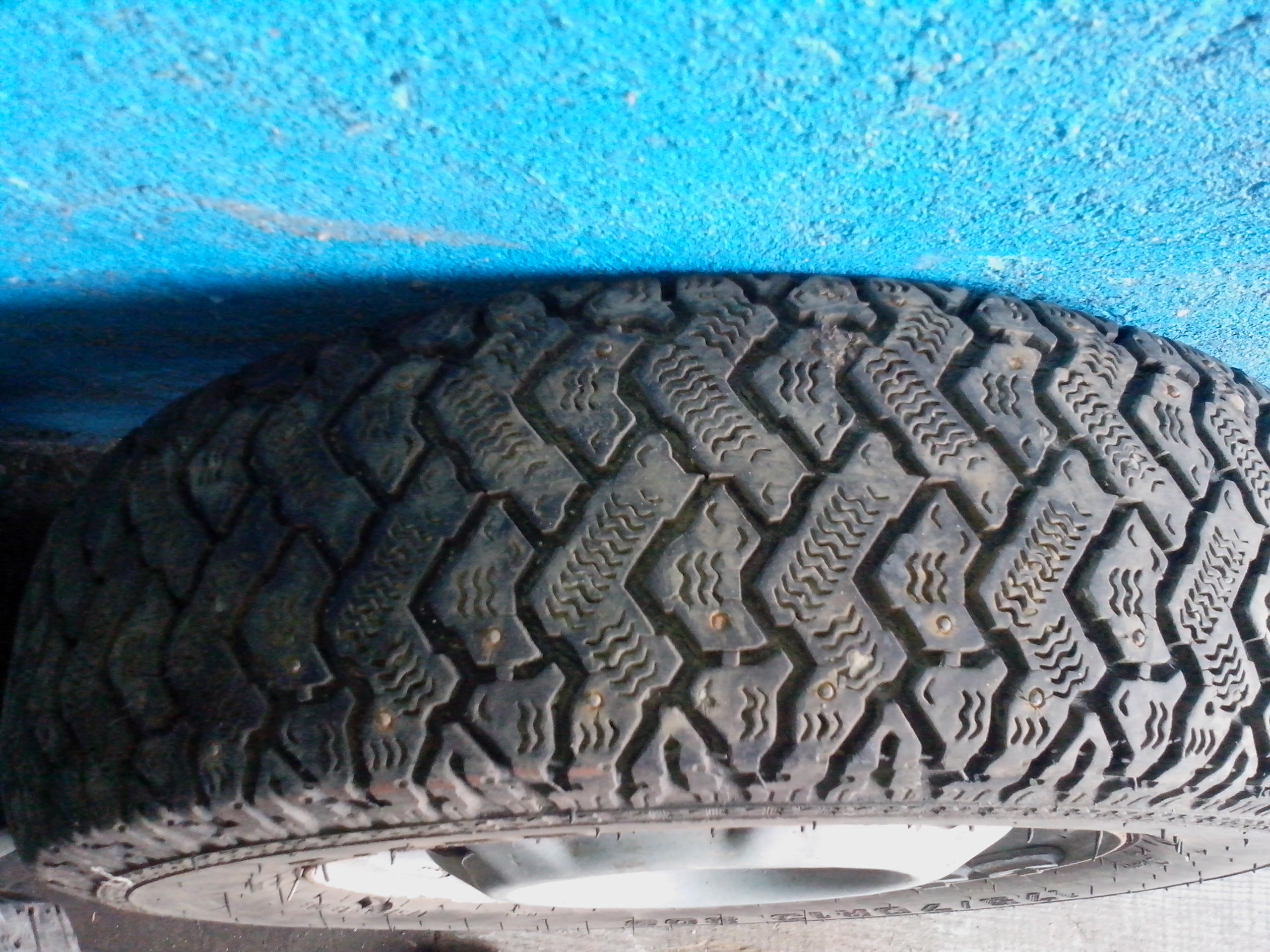 Зимние шины 13. Шины я-400 175/70 r13 шипованная. Я-400 175/70 r13. Шины я 400 r13. Шины я 380 175/70 r13.