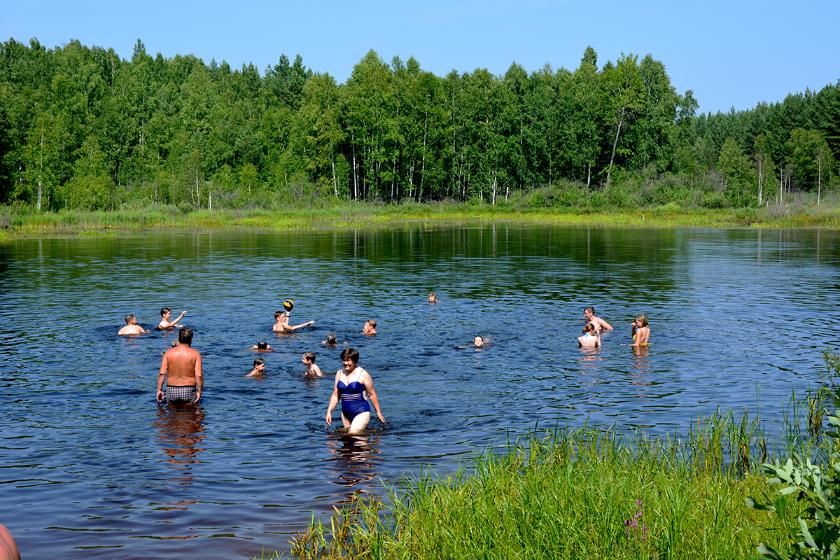 Можно ли купаться в речке. Купание в озере. Купаться в озере. Купаться на природе. Люди купаются в озере.