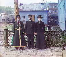 tri_pokolieniia._a.p._kalganov_s_synom_i_vnuchkoi._dvoe_posliednikh_rabotaiut_v_masterskikh_zlatoustovskago_zavoda..jpg